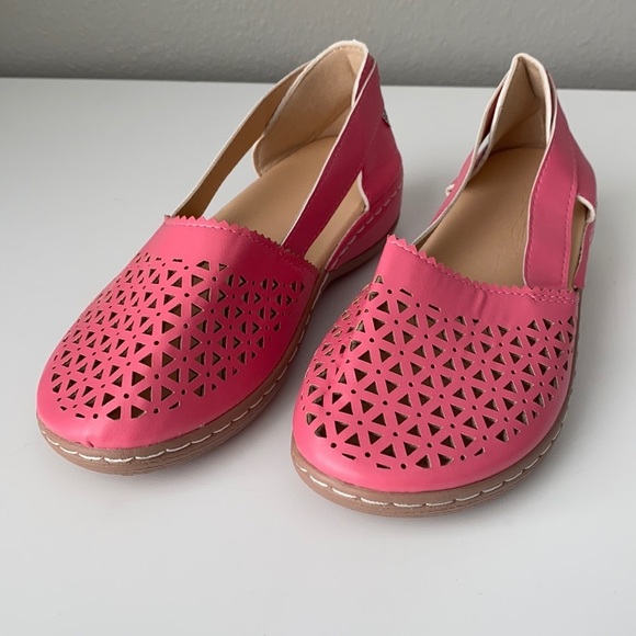 Shoes - Simple closed toed cutout sandals